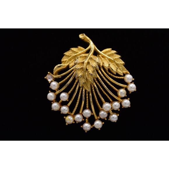 Lisner Vintage Pearl Pin Brooch Brushed Gold Leaf Cluster Signed BinJ - Picture 1 of 12